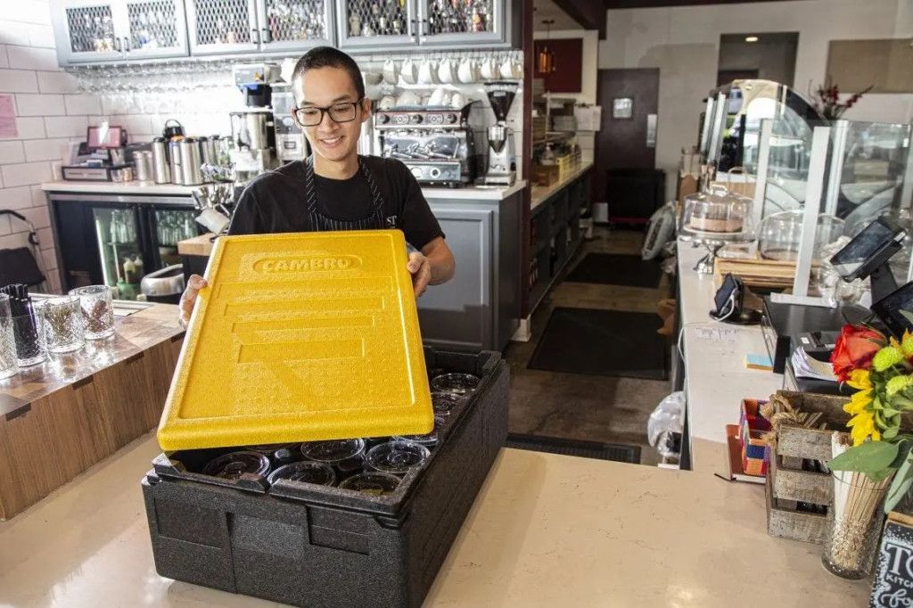 Izolowany pojemnik na żywność Cambro Cam GoBox z ż&oacute;łtą pokrywką 35,5 litra